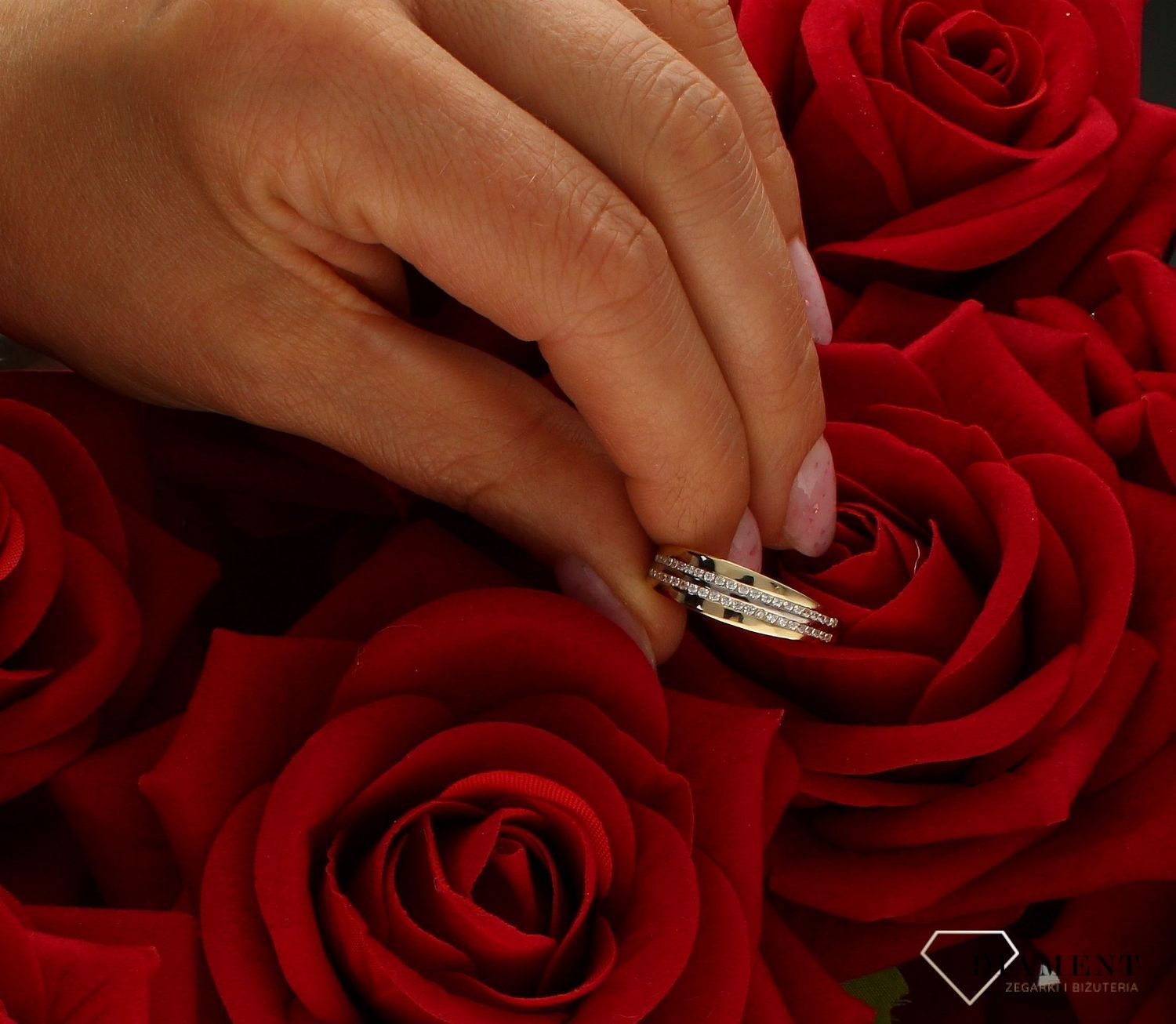 Złoty pierścionek damski szeroki ozdobiony rzędami cyrkonii 375 rozmiar 23 PI 1035 375. Złota biżuteria na prezent. Pierścionki.jpg